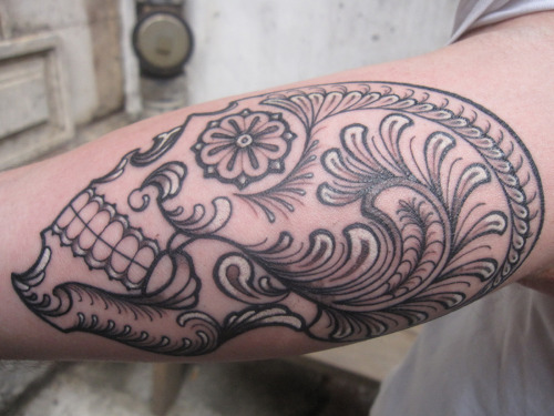skull tattoo arm. Male Tattoo With Skull Flower
