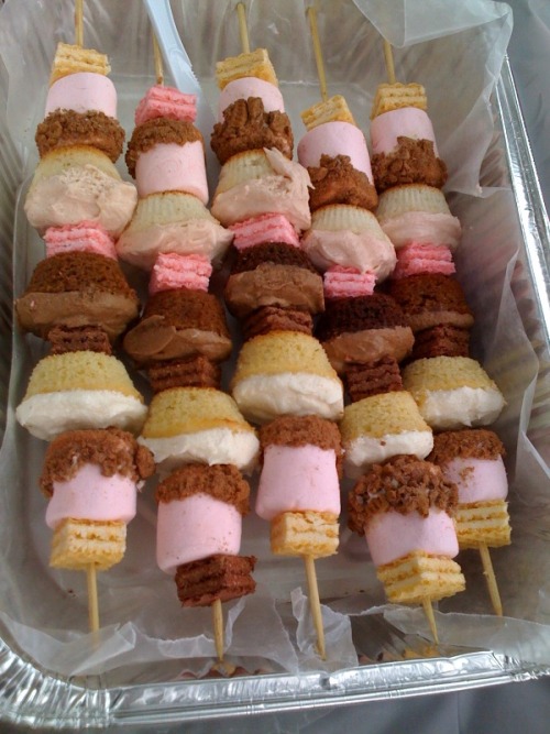 Cupcake Kebabs. Neopolitan mini-cupcake set with wafer cookies and 